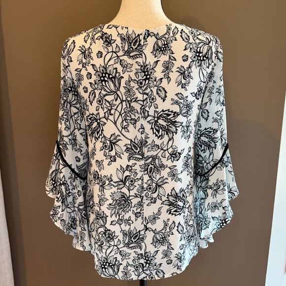 White House Black Market Floral Blouse with Flutter Sleeve, Size 2 (Large) - Picture 3 of 13